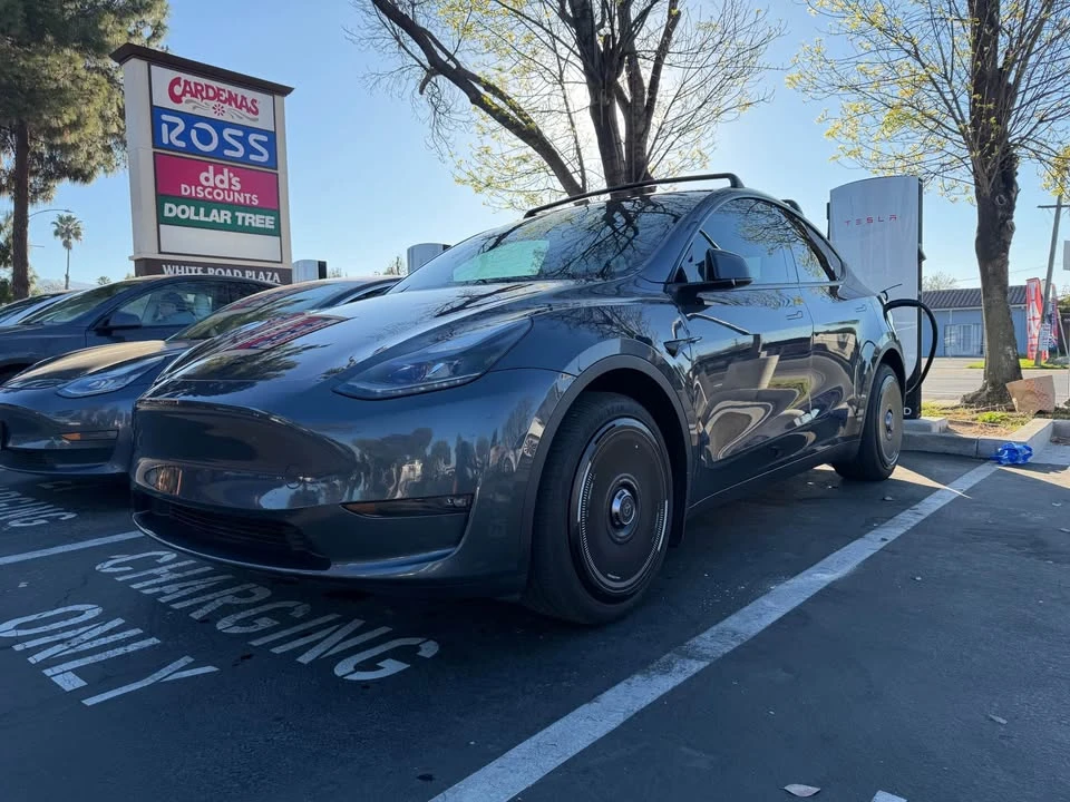 2023 Tesla Model Y - Image 3 of 4