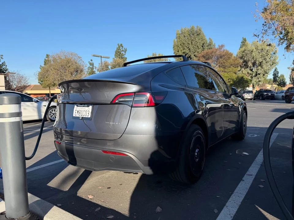 2023 Tesla Model Y - Image 2 of 4