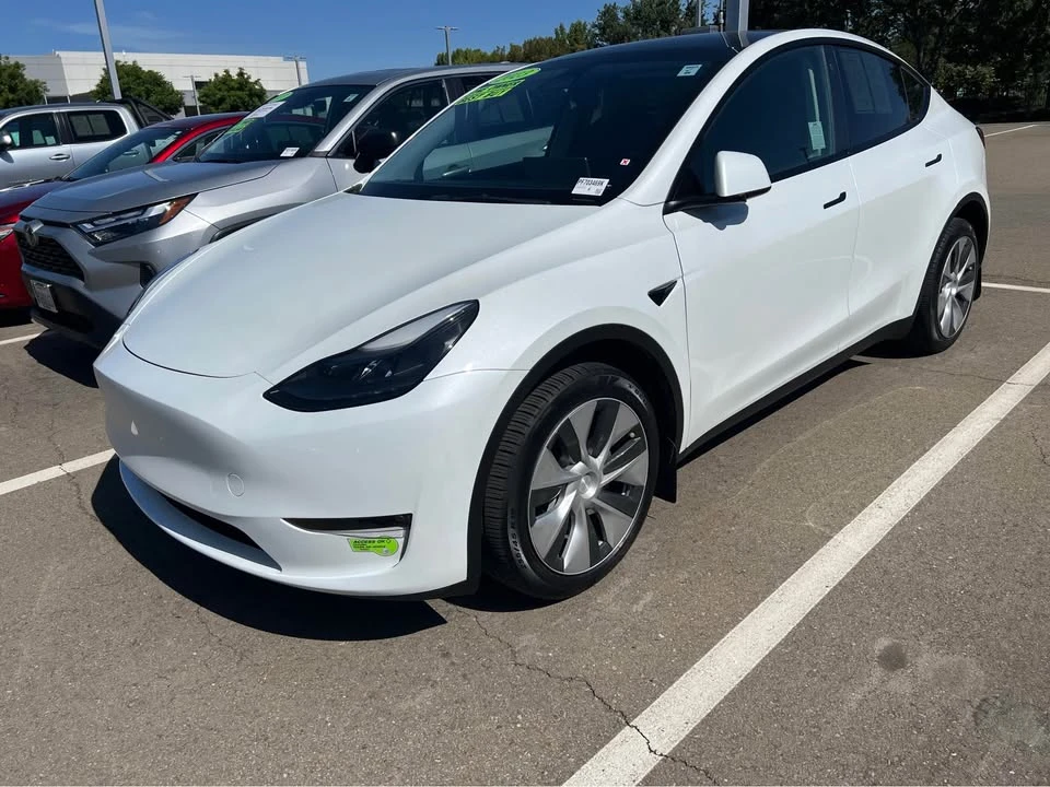 2023 Tesla Model Y - Image 2 of 7
