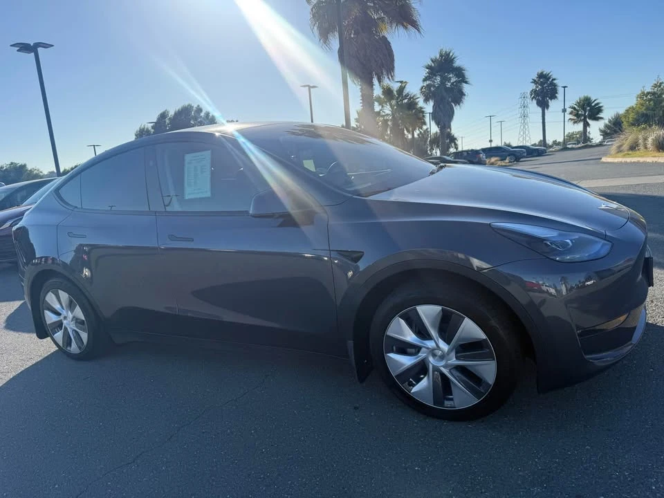 2023 Tesla Model Y - Image 2 of 5
