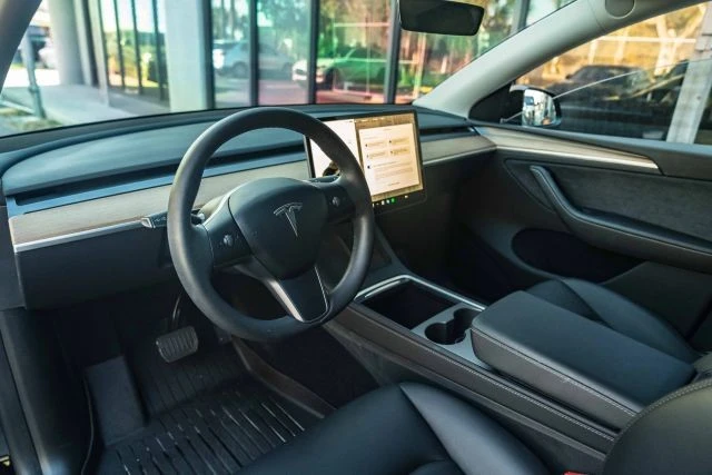 2023 Tesla Model Y - Image 8 of 12