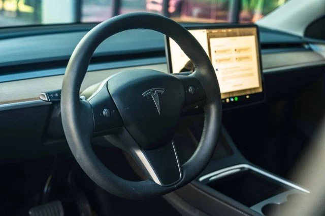 2023 Tesla Model Y - Image 9 of 12