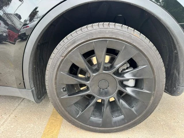 2023 Tesla Model Y - Image 7 of 8