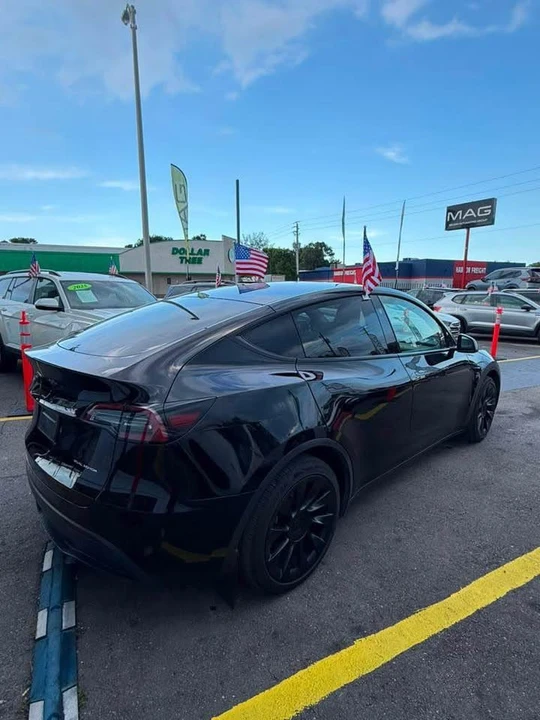 2023 Tesla Model Y - Image 9 of 19