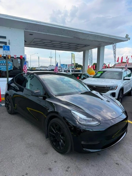 2023 Tesla Model Y - Image 11 of 19