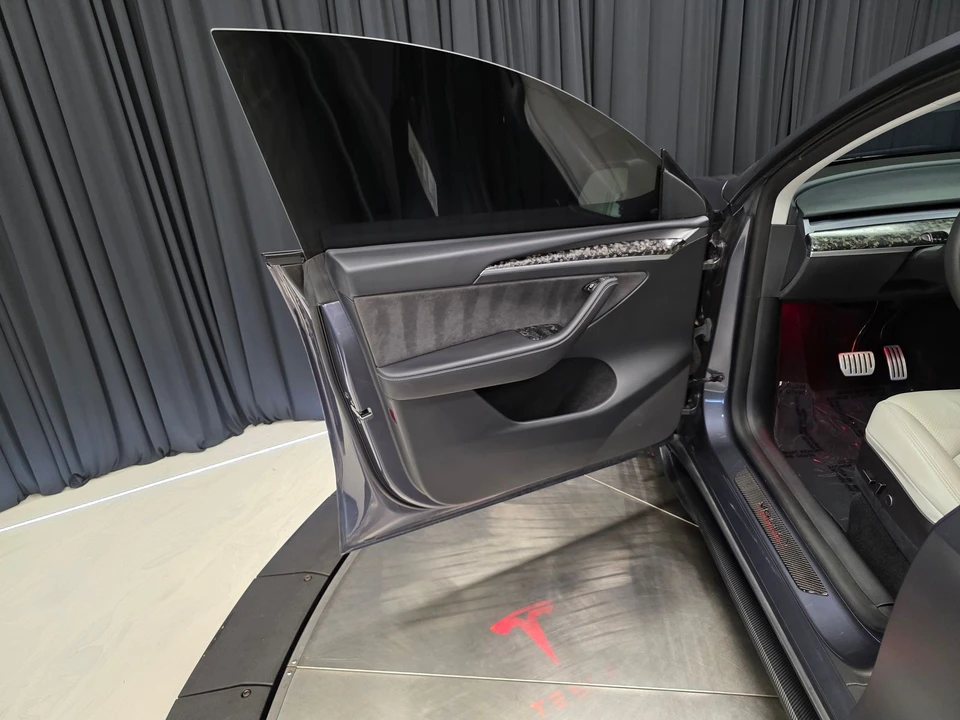 2023 Tesla Model Y Performance - Image 15 of 21