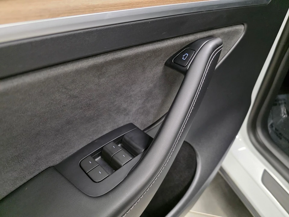 2023 Tesla Model Y Performance - Image 16 of 21