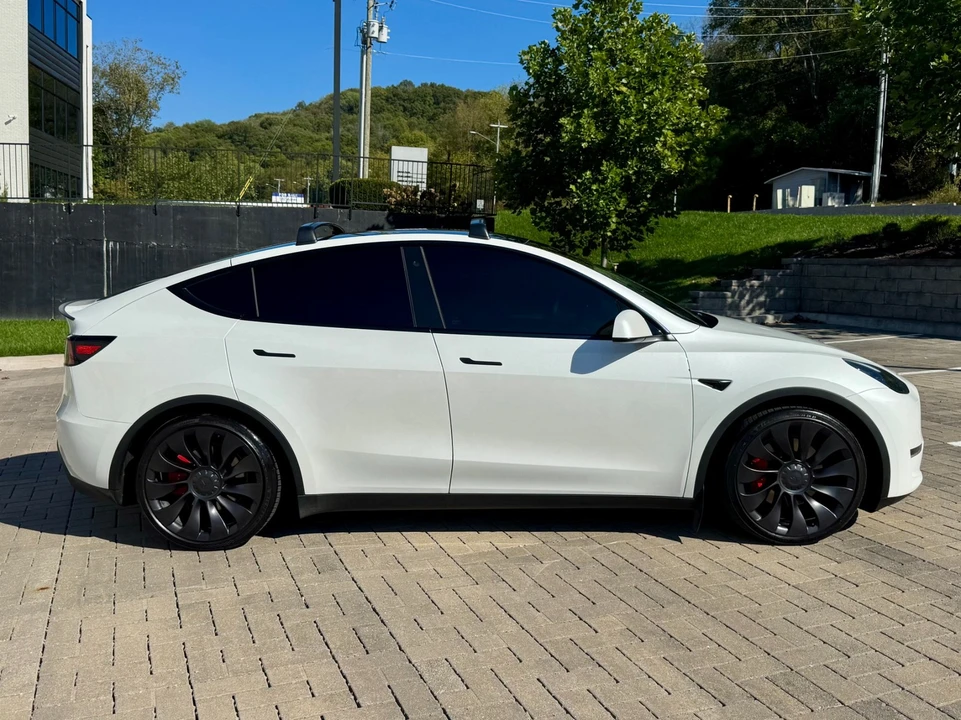 2023 Tesla Model Y Performance - Image 7 of 12