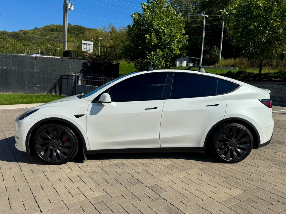 2023 Tesla Model Y Performance - Image 8 of 12