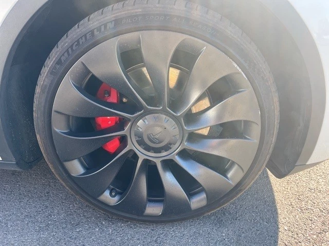 2023 Tesla Model Y Performance - Image 9 of 21