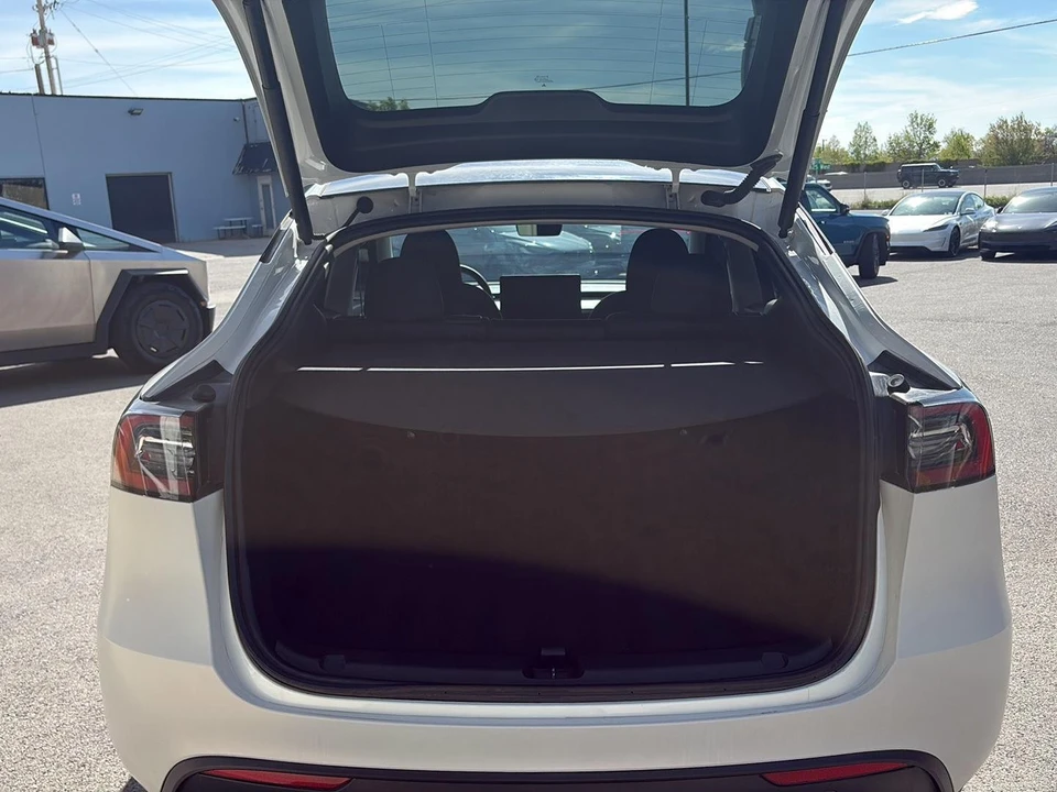 2023 Tesla Model Y Performance - Image 17 of 21