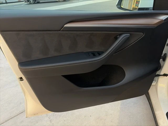 2023 Tesla Model Y Performance - Image 11 of 21