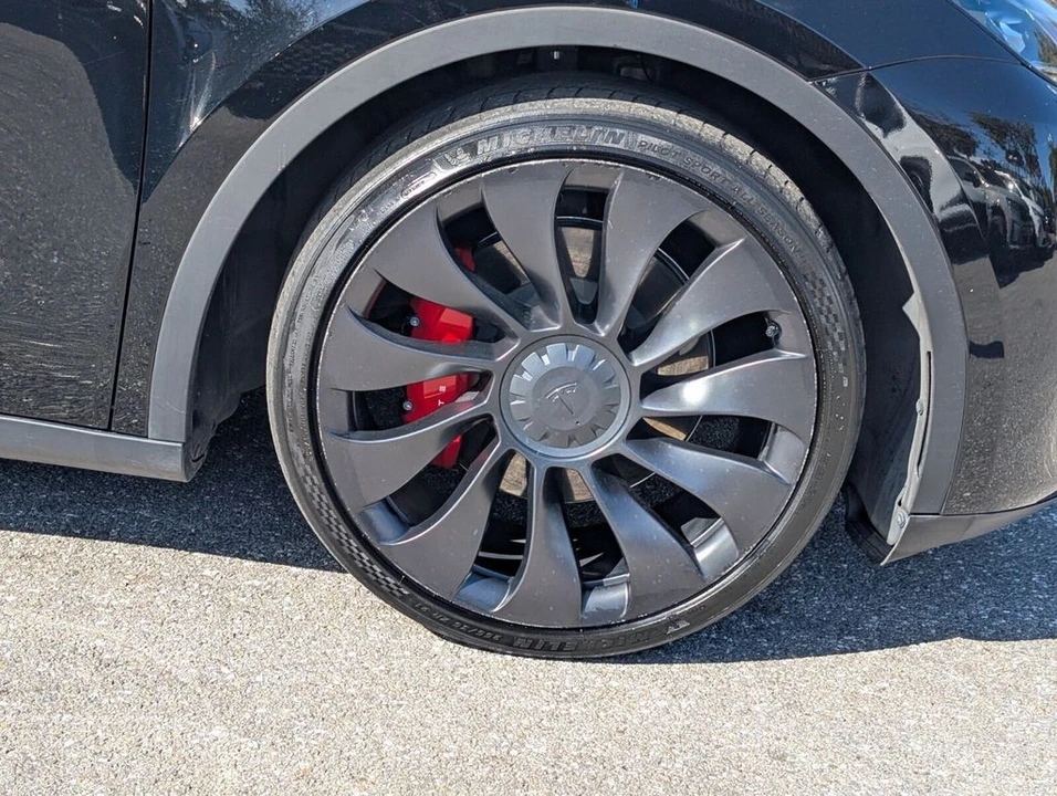 2023 Tesla Model Y Performance - Image 9 of 12