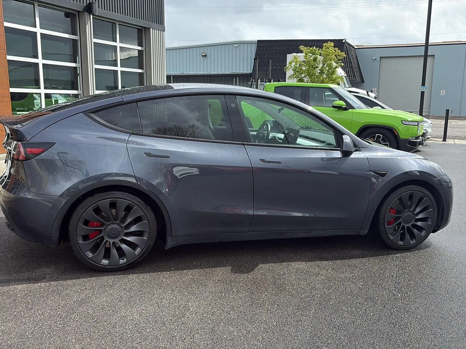2023 Tesla Model Y Performance - Image 10 of 21
