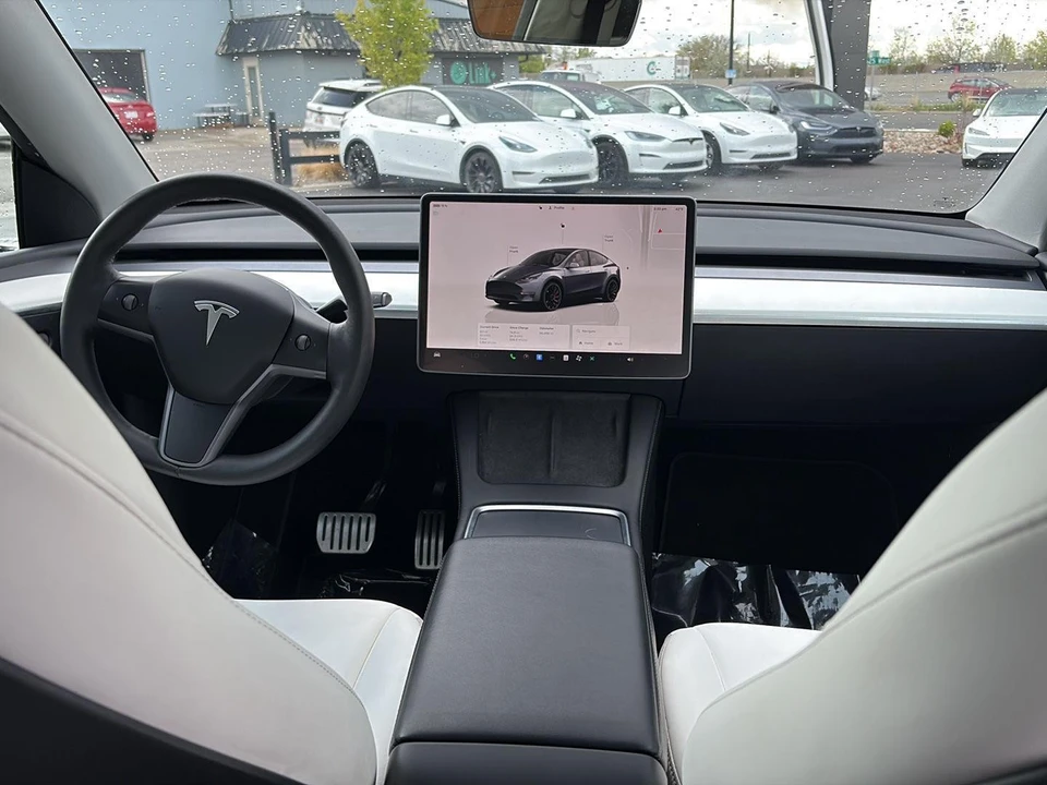 2023 Tesla Model Y Performance - Image 19 of 21