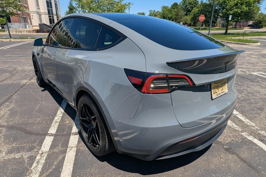2023 Tesla Model Y Performance - Image 9 of 31