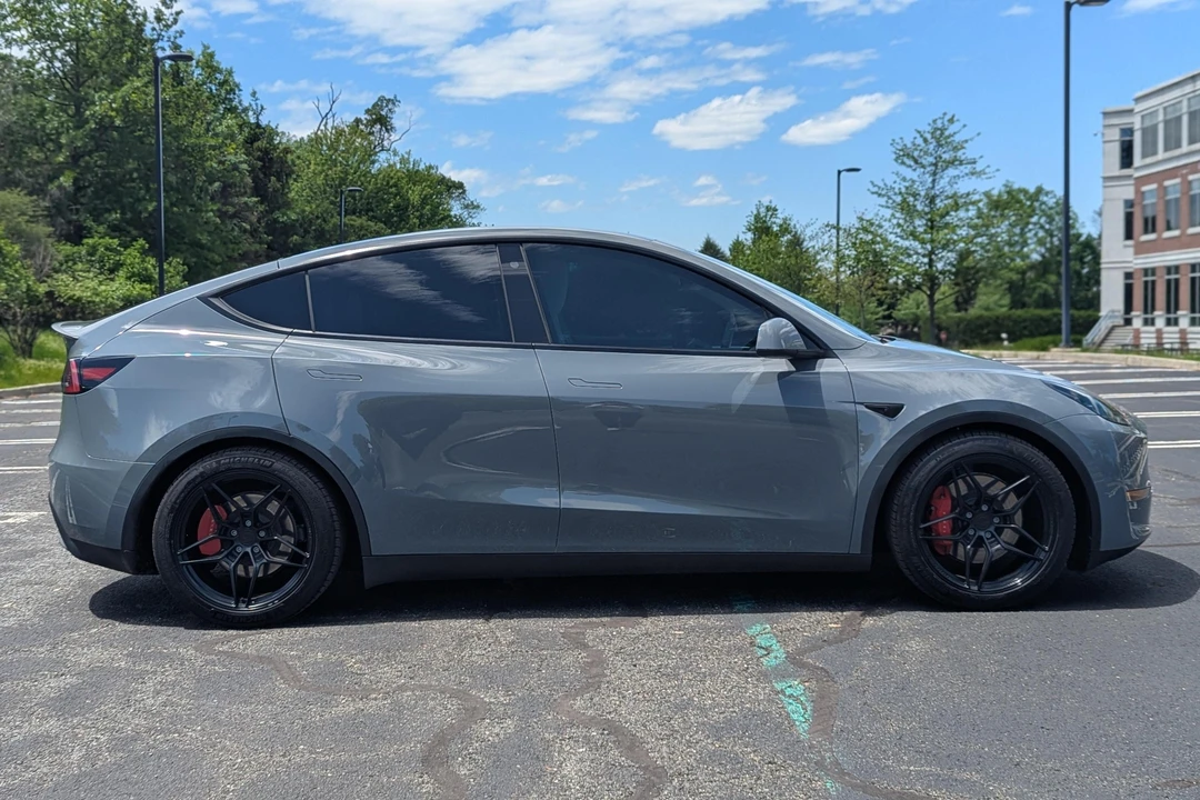 2023 Tesla Model Y Performance - Image 13 of 31