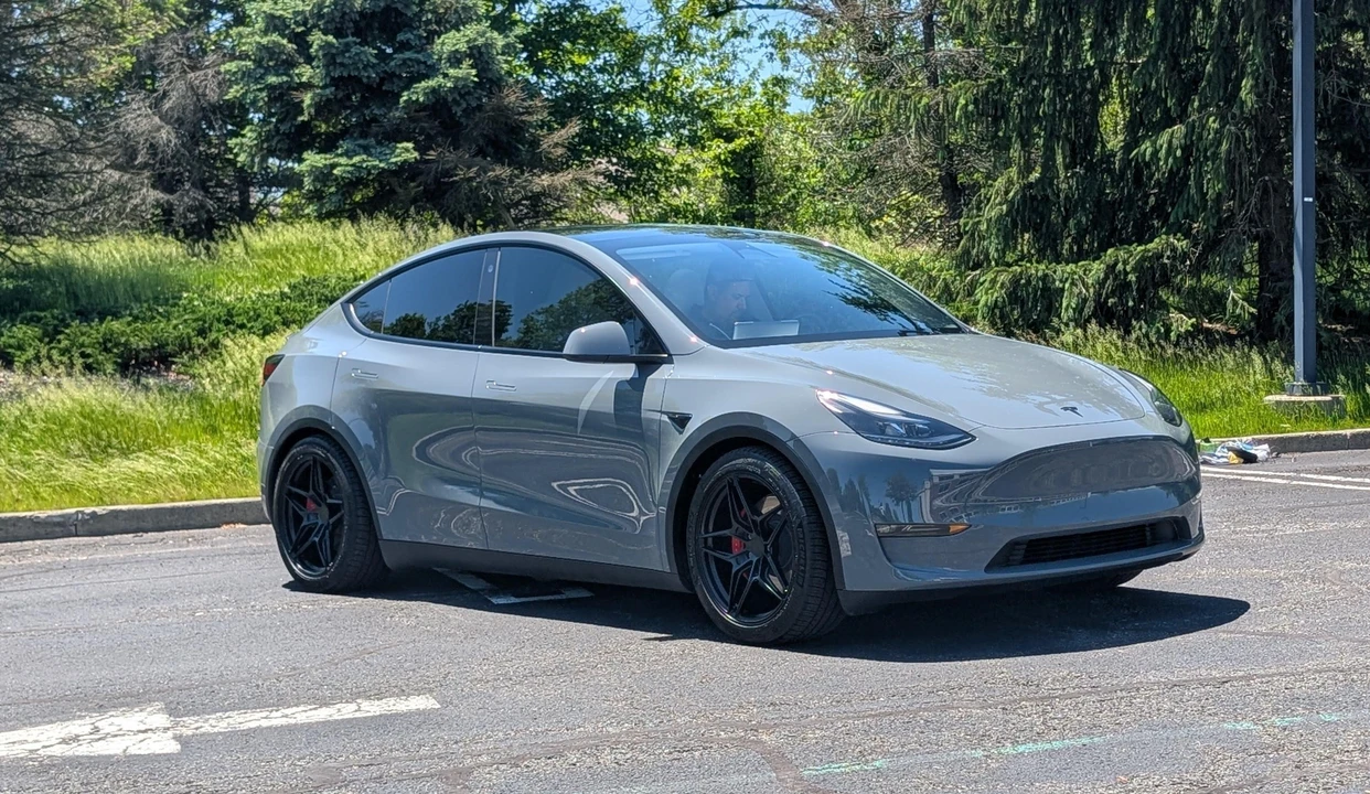 2023 Tesla Model Y Performance - Image 16 of 31