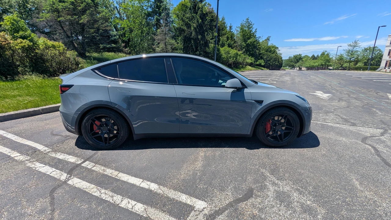 2023 Tesla Model Y Performance - Image 12 of 31