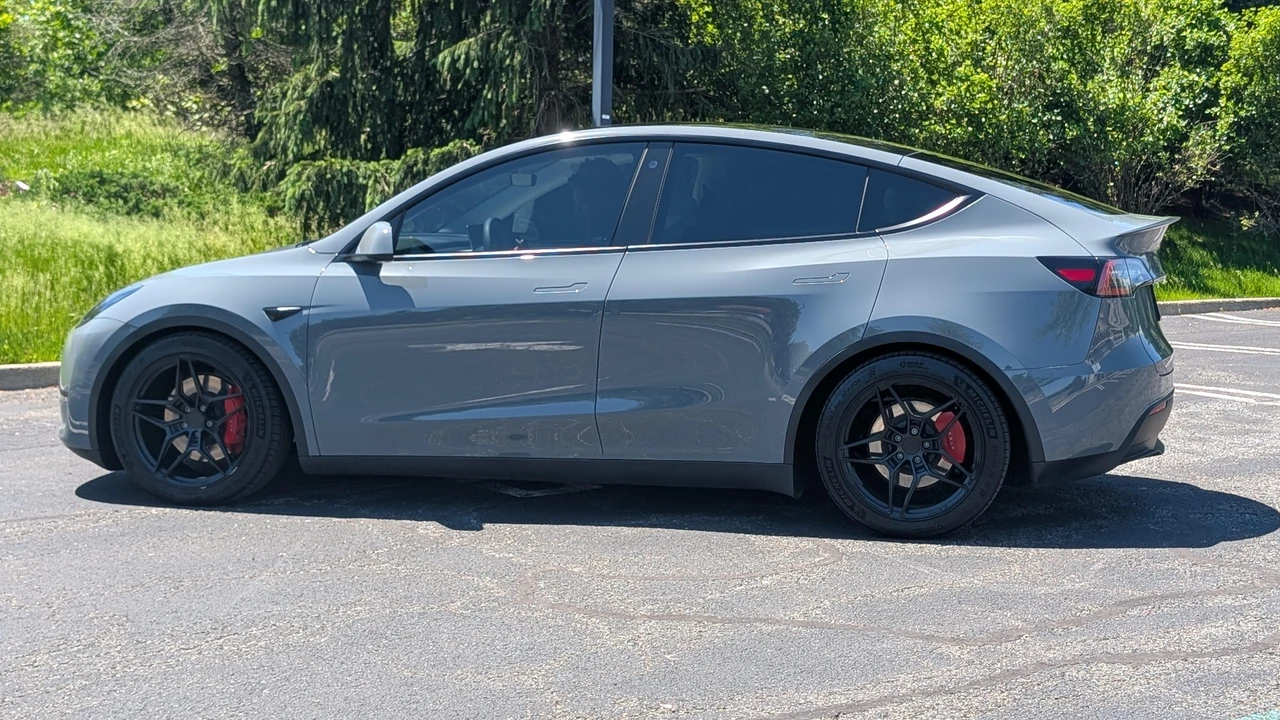 2023 Tesla Model Y Performance - Image 8 of 31
