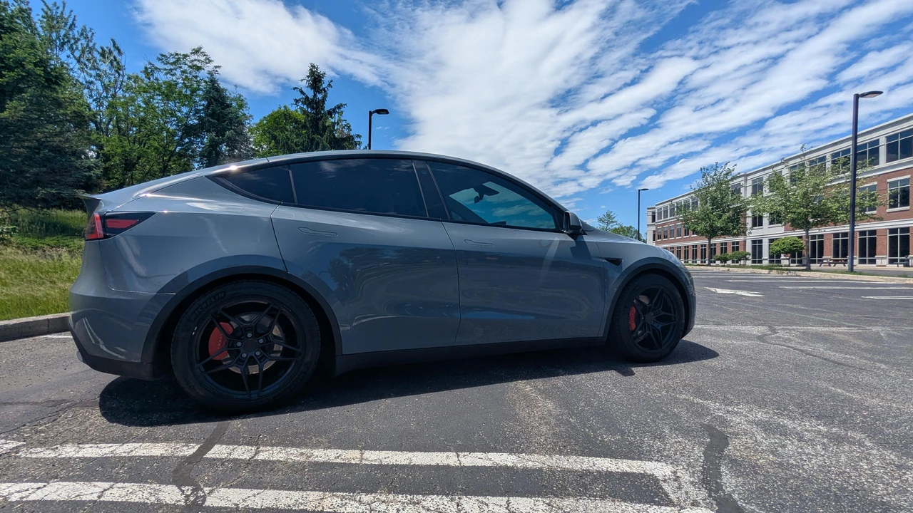 2023 Tesla Model Y Performance - Image 11 of 31