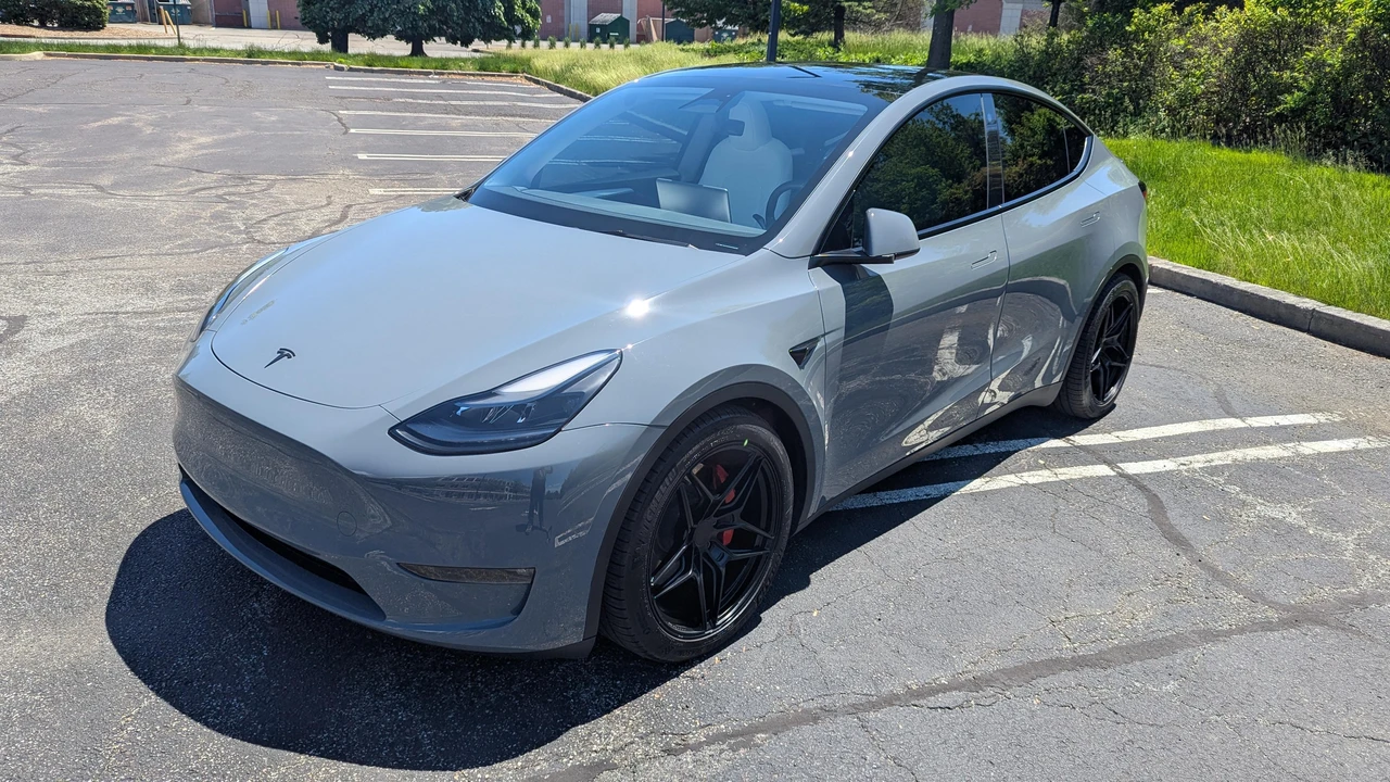 2023 Tesla Model Y Performance - Image 7 of 31