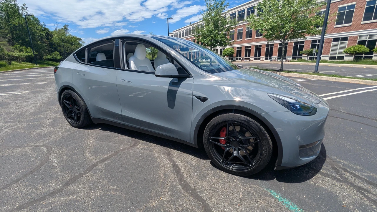 2023 Tesla Model Y Performance - Image 15 of 31