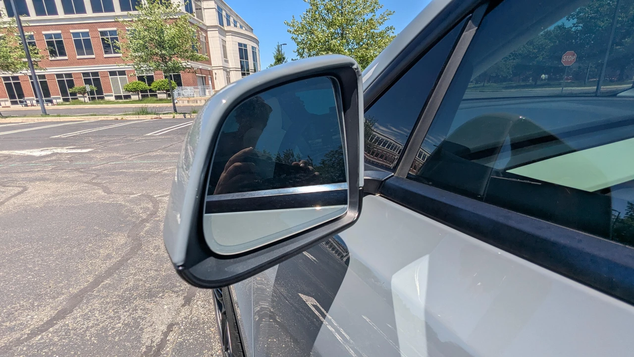 2023 Tesla Model Y Performance - Image 25 of 31