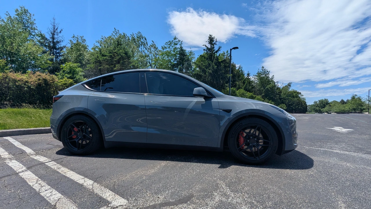 2023 Tesla Model Y Performance - Image 14 of 31