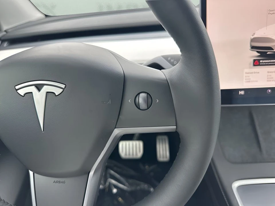 2023 Tesla Model Y Performance - Image 17 of 21