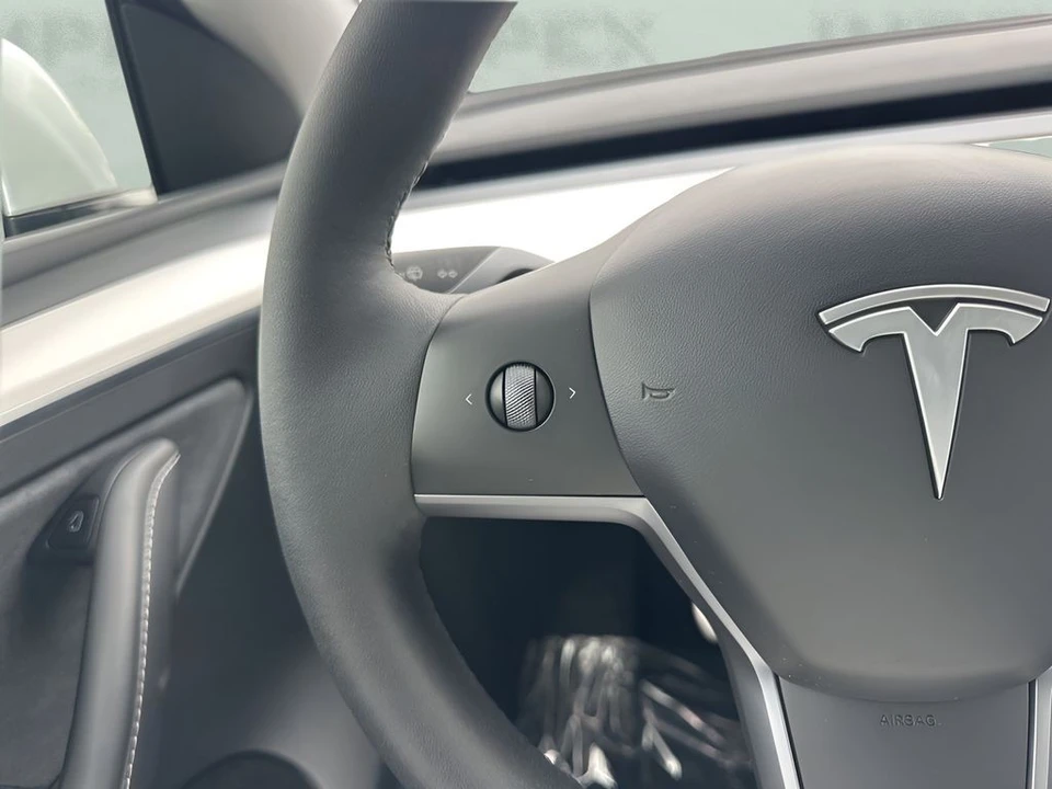 2023 Tesla Model Y Performance - Image 16 of 21