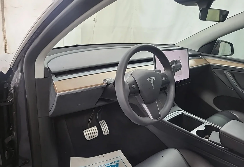 2023 Tesla Model Y Performance - Image 4 of 10