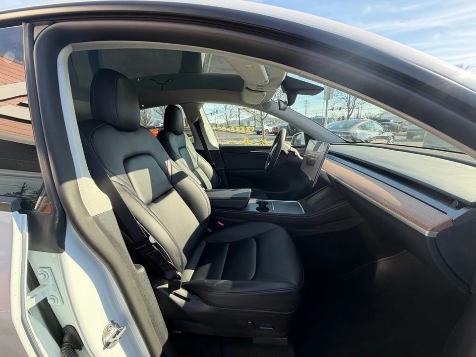 2023 Tesla Model Y Performance - Image 14 of 18