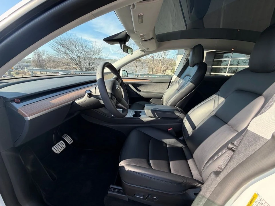 2023 Tesla Model Y Performance - Image 9 of 18