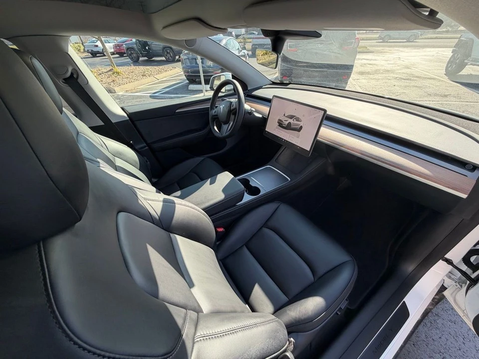 2023 Tesla Model Y Performance - Image 13 of 18