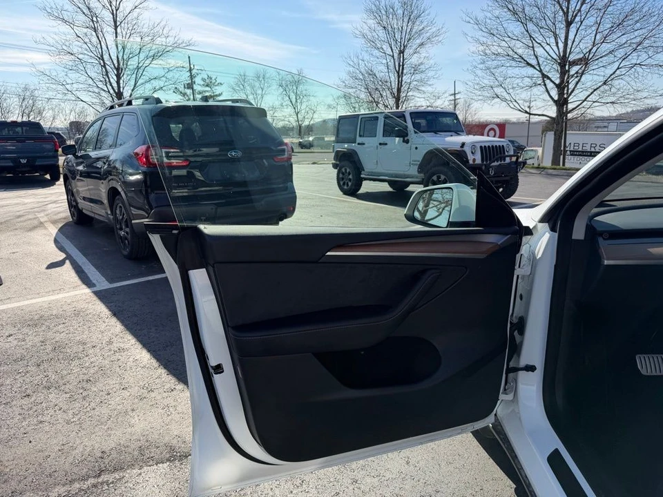 2023 Tesla Model Y Performance - Image 7 of 18