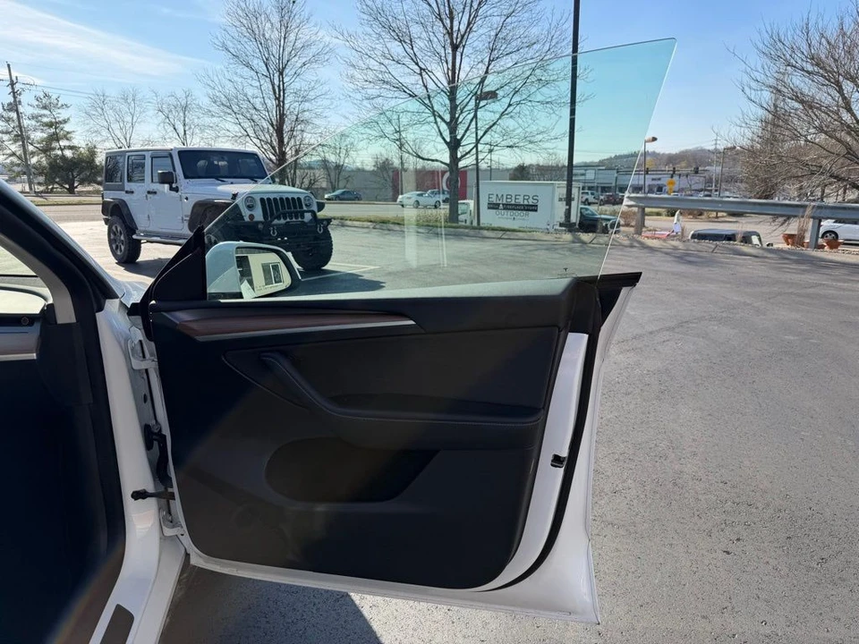 2023 Tesla Model Y Performance - Image 12 of 18