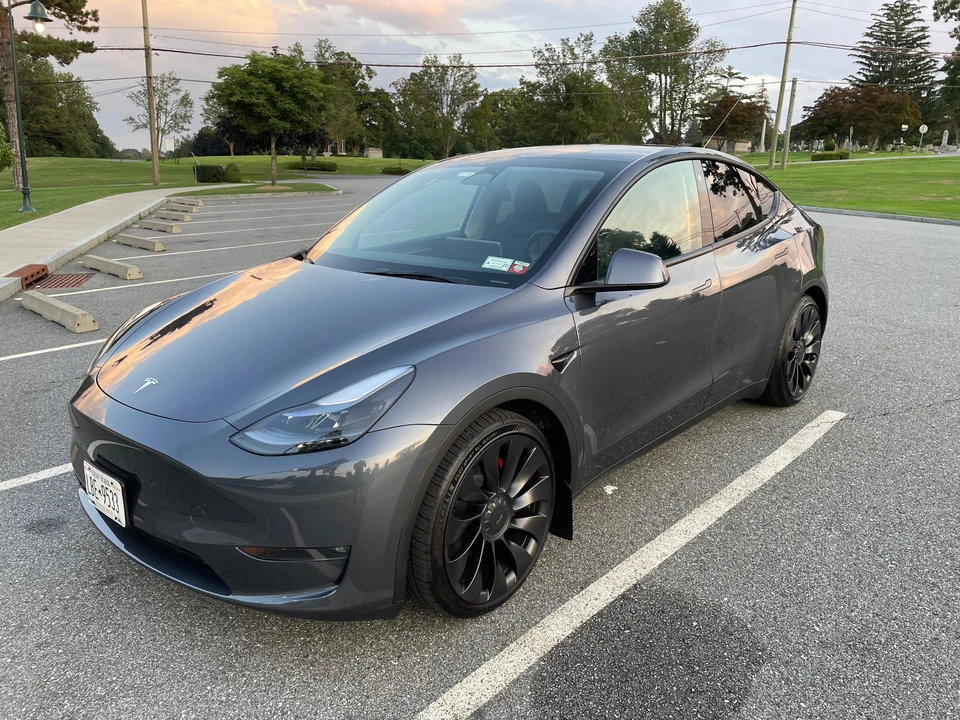 2023 Tesla Model Y Performance - Image 6 of 31