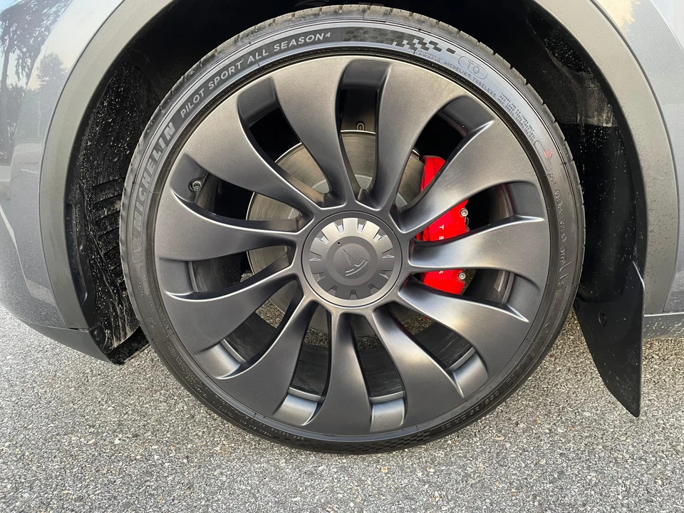 2023 Tesla Model Y Performance - Image 17 of 31