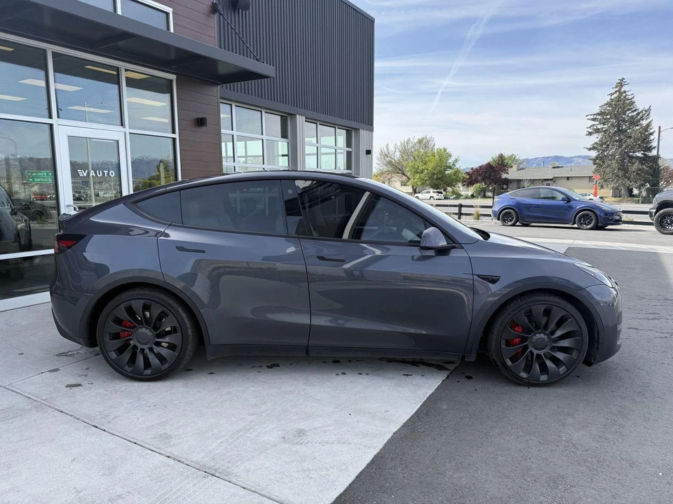 2023 Tesla Model Y Performance - Image 9 of 21