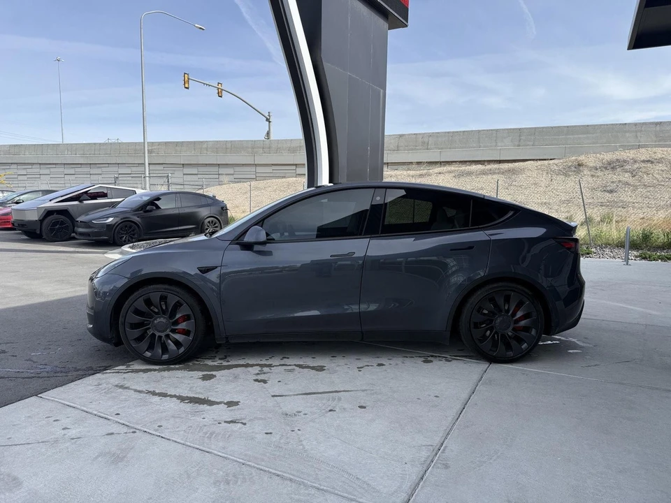 2023 Tesla Model Y Performance - Image 5 of 21