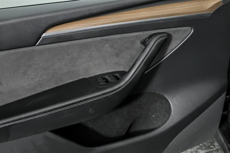 2023 Tesla Model Y Performance - Image 14 of 21