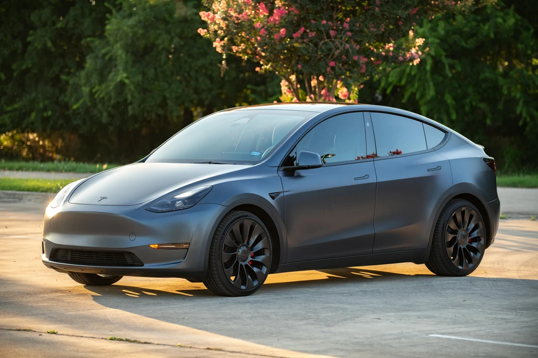 2023 Tesla Model Y Performance - Image 9 of 31