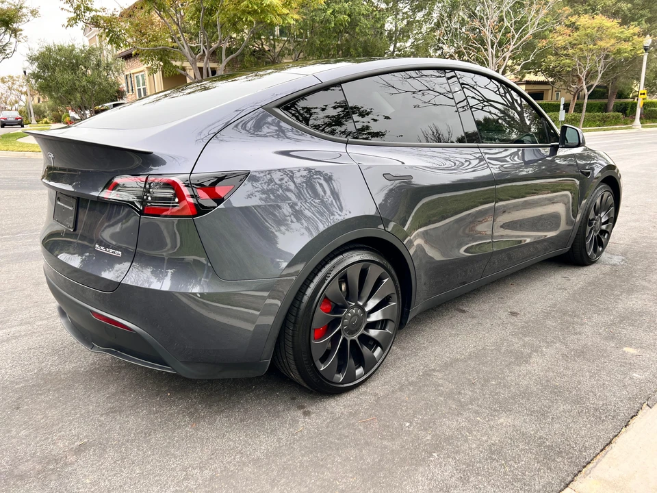 2023 Tesla Model Y Performance - Image 16 of 31