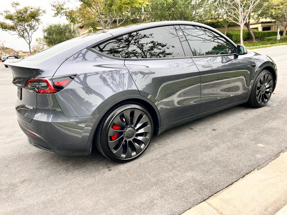 2023 Tesla Model Y Performance - Image 17 of 31