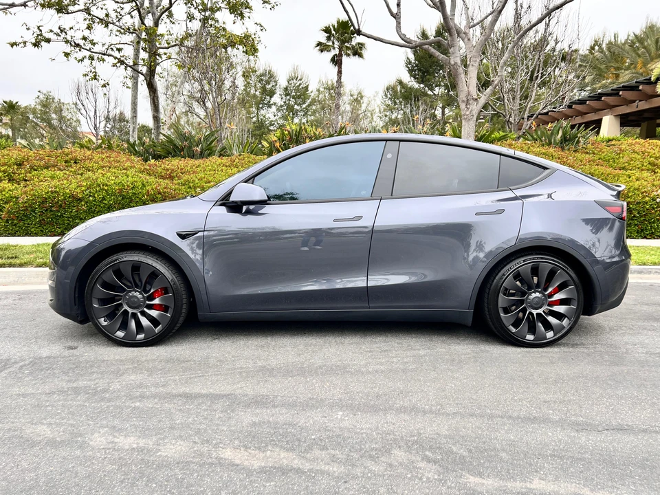 2023 Tesla Model Y Performance - Image 10 of 31