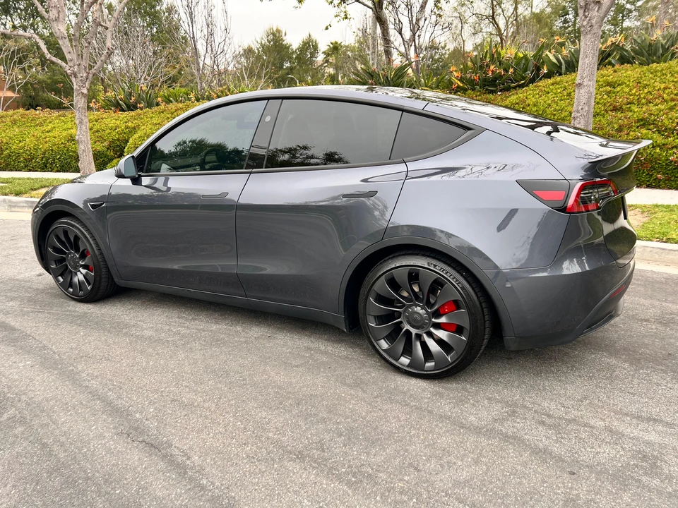 2023 Tesla Model Y Performance - Image 11 of 31