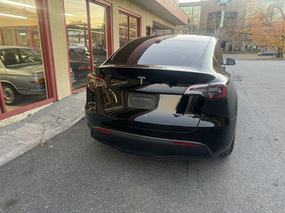 2023 Tesla Model Y Performance - Image 17 of 21
