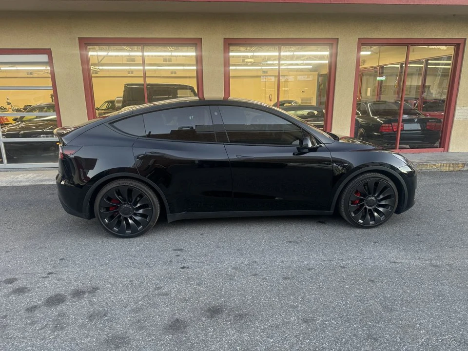 2023 Tesla Model Y Performance - Image 9 of 21