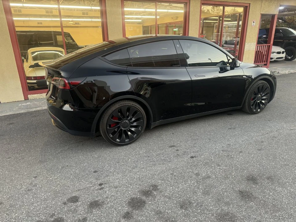2023 Tesla Model Y Performance - Image 10 of 21